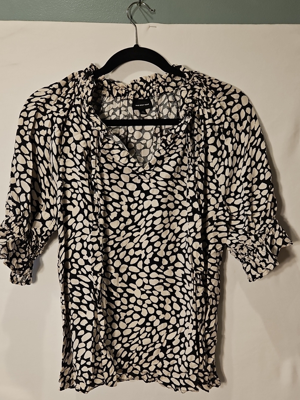 Who What Wear Black and White Abstract Print V-Neck Blouse 0149